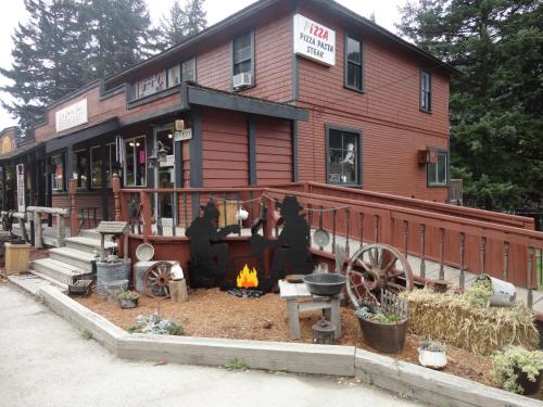 Old Towne Inne Chuckwagon Bar & Grill in Boston Bar, Canada