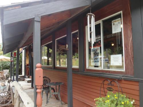 Old Towne Inne Chuckwagon Bar & Grill in บอสตัน บาร์(บริติช โคลัมเบีย)