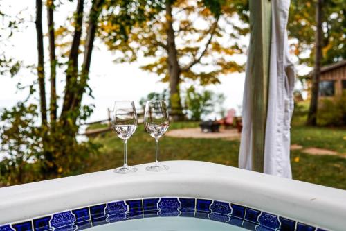 . The Sunflower House - HOT TUB - Lake Front - Near Olcott Beach - King Bed