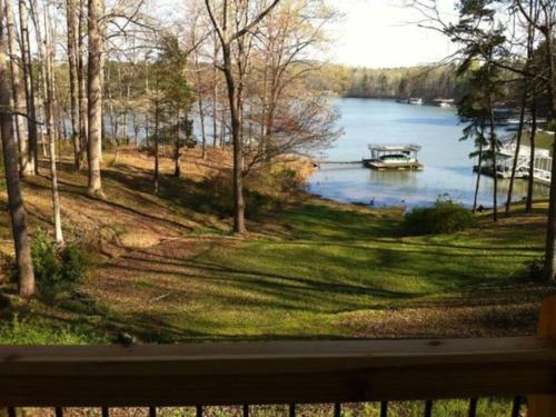 Cozy, Lake Lanier property with amazing views