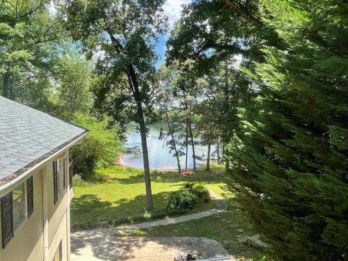 Cozy, Lake Lanier property with amazing views