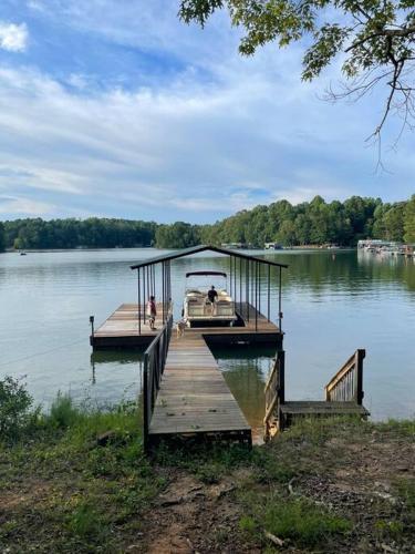 Cozy, Lake Lanier property with amazing views