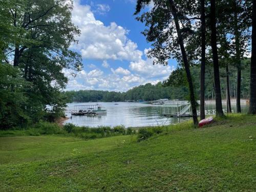 Cozy, Lake Lanier property with amazing views