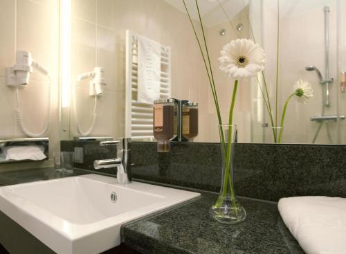 Business Double Room - Public Transport Ticket Included