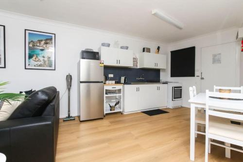 Modern Apartment Close to City Centre 16 - Tap to explore photos