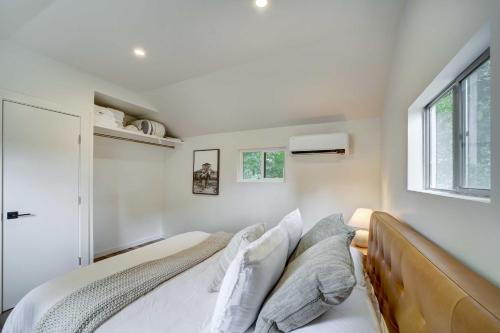 Scenic Tulsa Getaway with Deck and Fire Pit Scenic Tulsa Getaway with Deck and Fire Pit