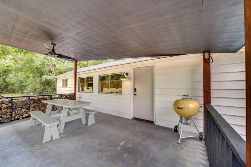 Scenic Tulsa Getaway with Deck and Fire Pit Scenic Tulsa Getaway with Deck and Fire Pit