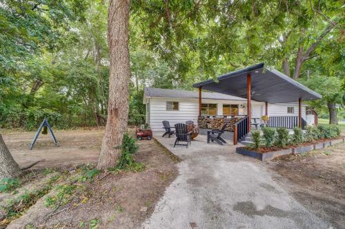 Scenic Tulsa Getaway with Deck and Fire Pit Scenic Tulsa Getaway with Deck and Fire Pit