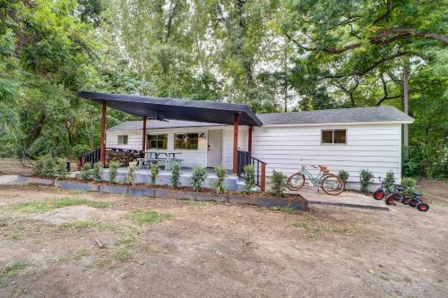 Scenic Tulsa Getaway with Deck and Fire Pit Scenic Tulsa Getaway with Deck and Fire Pit