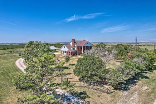 Patio and Covered Porch Spacious Bellevue Home! in Боуі