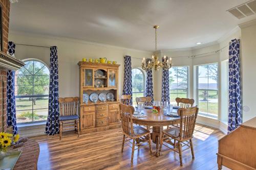 Patio and Covered Porch Spacious Bellevue Home! in Боуі