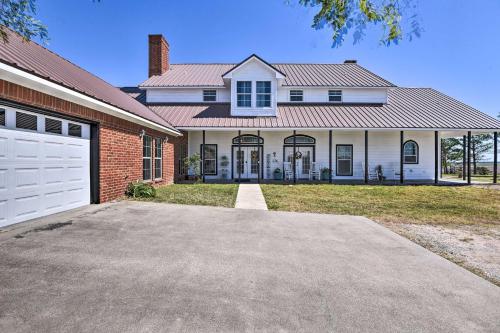 . Patio and Covered Porch Spacious Bellevue Home!