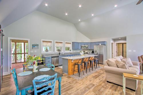 2 Mi to Golf Course and Fire Pit Cozy Counce Cabin! in Counce, USA