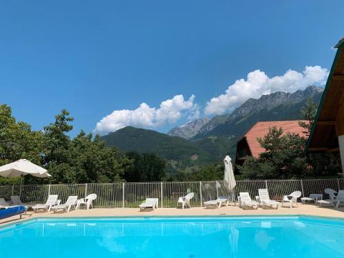 Úszómedence, LE NID DU BIRDIE, Giez, Proche du lac d’Annecy in Giez