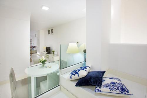White Stylish Apartment 3