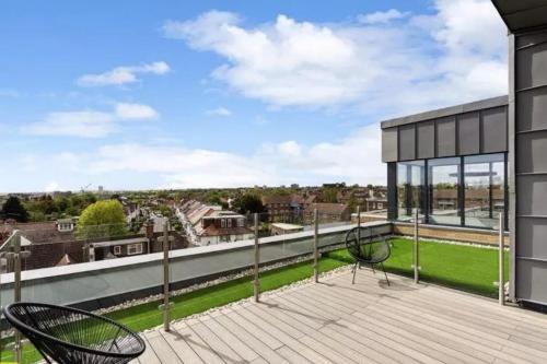 Modern 2 Bed Penthouse with Large Terrace and View