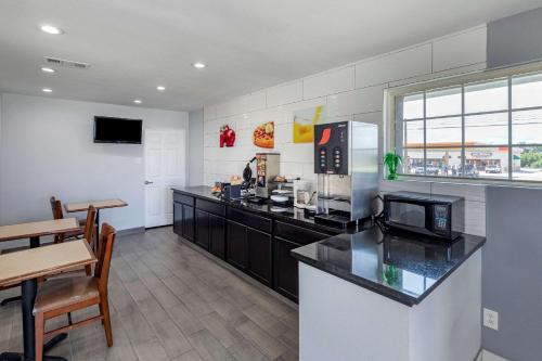 Varsity Inn Motel - image 2