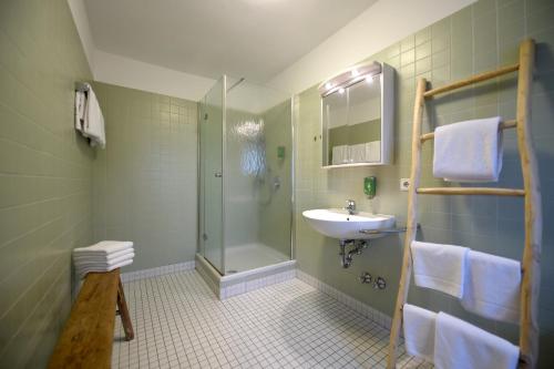 1 king bed, 1 twin bed