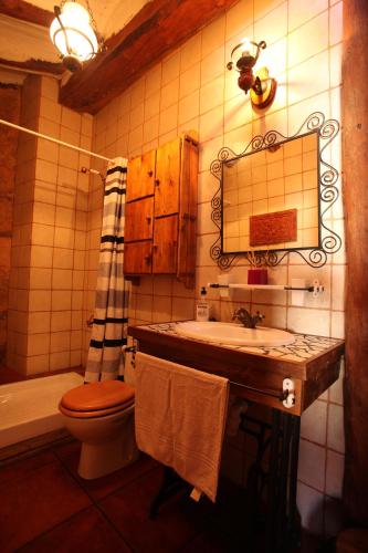 Bathroom, El Rincon de Bezas in Bezas
