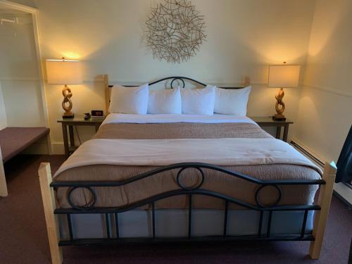 Kennedy House Room Type - Deluxe Queen Room