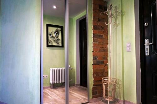 Modern 2BR Apt near Train Station w Free Parking & Family games - image 4