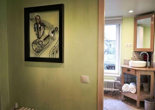 Modern 2BR Apt near Train Station w Free Parking & Family games - image 3