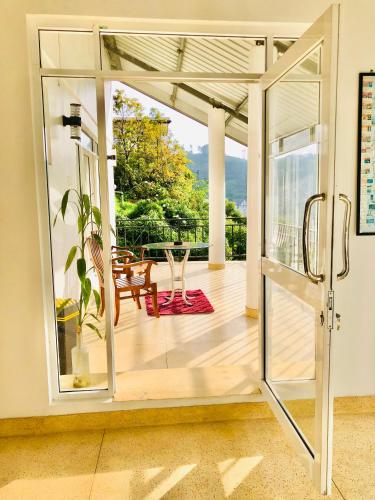 Deluxe Double Room with Balcony image 10