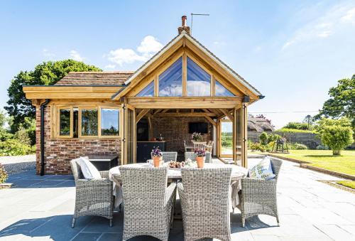Exterior view, Hilltop Cottage in Holt (Dorset)