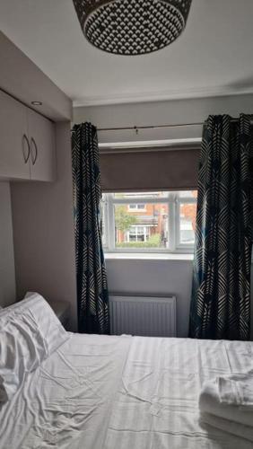 Well Furnished 3 Bedroom House in a cosy estate in Bolton