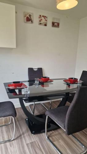 Well Furnished 3 Bedroom House in a cosy estate in Bolton