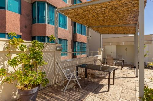 Swimming pool, Millennium Inn Mendoza in Mendoza City Center