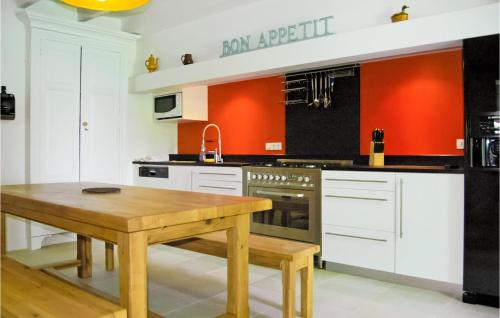 virtuve, Lovely Home In St Aubin De Cadelech in Saint-Aubin-de-Cadelech