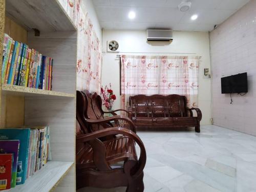 Shared lounge/TV area, 5 Bedrooms Ipoh Homestay that can fit 10-12 persons in Falim