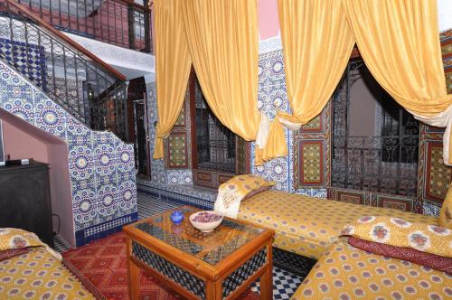 1 queen bed, 3 sofa beds