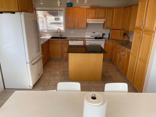 Blue View Family Getaway in Peachland, Canada