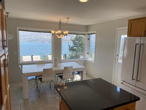 Blue View Family Getaway in Peachland, Canada