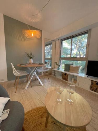 Charmant studio face au port Santa Lucia avec piscine et parking privé
