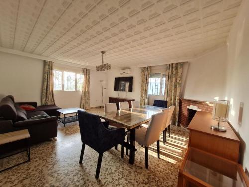 AMPLIO CHALET CON GENIAL PISCINA A 10 MIN DE SEVILLA