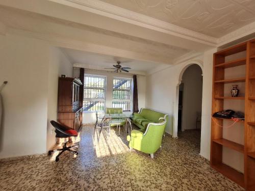 AMPLIO CHALET CON GENIAL PISCINA A 10 MIN DE SEVILLA