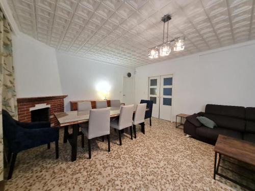 AMPLIO CHALET CON GENIAL PISCINA A 10 MIN DE SEVILLA