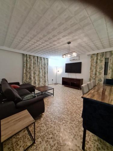 AMPLIO CHALET CON GENIAL PISCINA A 10 MIN DE SEVILLA