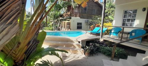 Amanda's Place Green Studio - pool and tropical garden