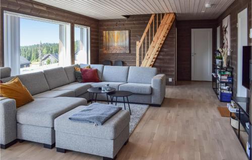 4 Bedroom Cozy Home In Sjusjøen in 斯幽斯耶恩