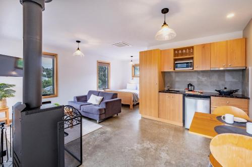 Freycinet Stone Studio 7 - Tap to explore photos