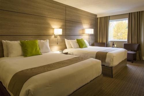 2 queen beds