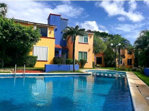 Cozy Townhouse In Great Location, Cancún