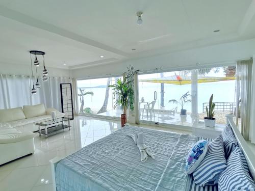 BEACH FRONT WHITE HOUSE VILLA in มาเรีย