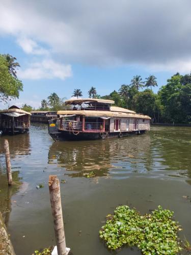 Johnson's Homestay - Ecohouseboat - image 4