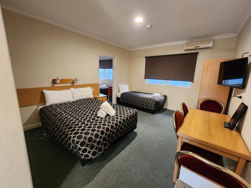 1 queen bed, 3 twin beds