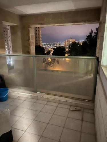 דירת אירוח מרוהטת ומקסימה באיזור יוקרתי בירושלים